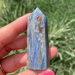 Blue kyanite point